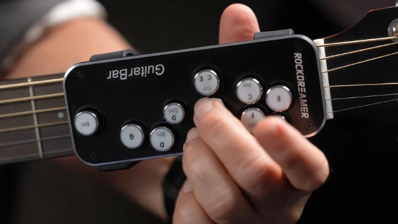 Tắt pedal và xịt một lượng nhỏ dung dịch làm sạch tiếp điểm