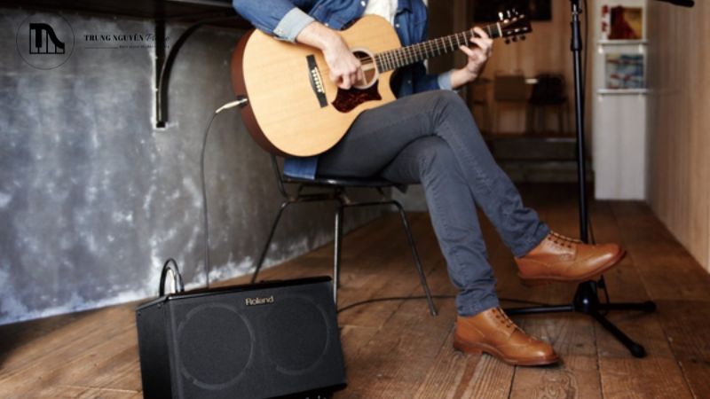 Dùng khăn vi sợi ẩm lau dọc theo thân của các dây patch và dây tín hiệu