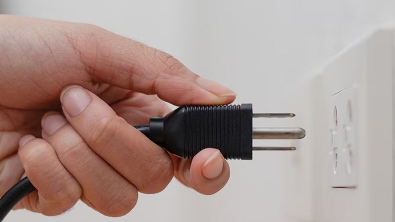 Rút dây nguồn piano điện trước khi bắt đầu vệ sinh để đảm bảo an toàn