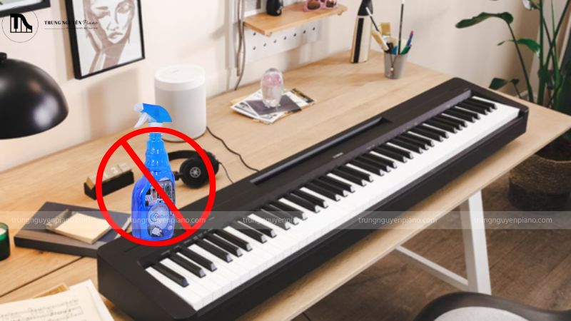 Không sử dụng cồn hay dung dịch lau kính để vệ sinh phím đàn piano điện