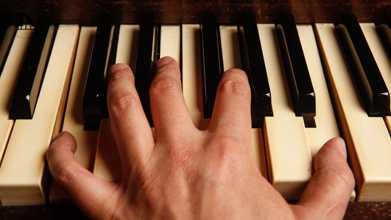 Tay trái chơi một chuỗi các nốt đơn di chuyển liền mạch giữa các hợp âm