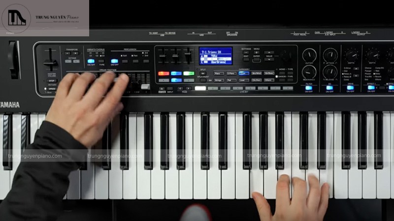 Đánh giá Yamaha CK88: Stage Piano All-in-One cho mọi sân khấu 2 Bảng điều khiển của Yamaha CK88 với các núm vặn và thanh trượt vật lý