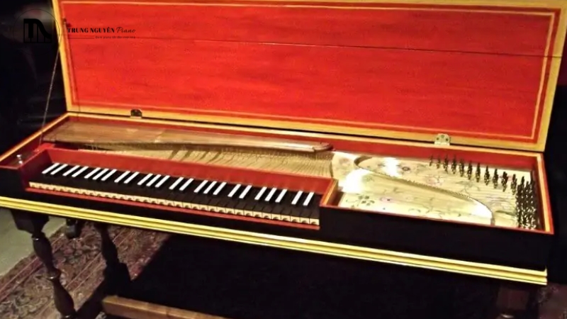Cembalo, hay còn gọi là harpsichord, là nhạc cụ bàn phím quan trọng và phổ biến nhất thời Baroque
