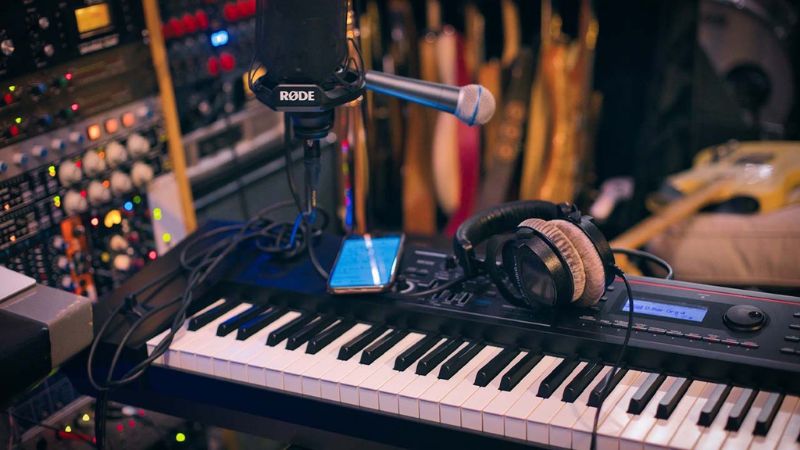 Audio Interface tích hợp chủ yếu thu âm thanh và MIDI từ chính piano điện