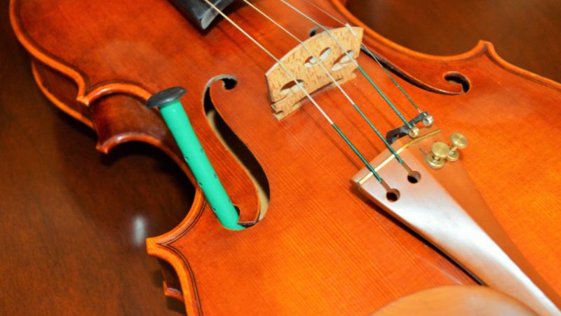 Thiết bị Dampit giữ độ ẩm ổn định bên trong cello khi di chuyển