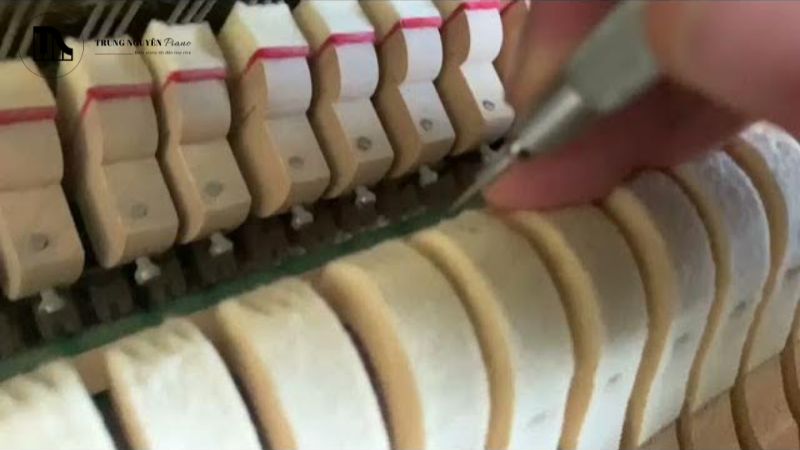 thuật viên sẽ dùng giấy mài chuyên dụng để loại bỏ lớp nỉ bị chai cứng