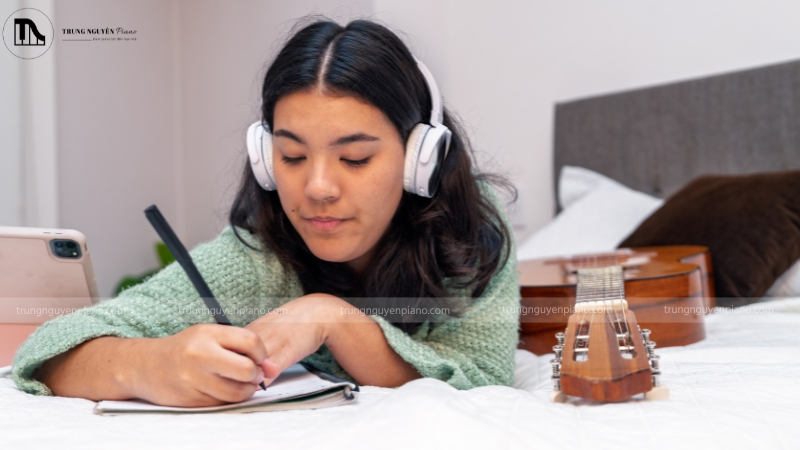 Sáng tạo âm nhạc giúp trẻ tìm thấy niềm vui và sự chủ động trong học đàn