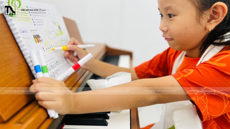 Chơi một giai điệu do mình sáng tác sẽ giúp bé biểu đạt cảm xúc tự do và chân thực nhất