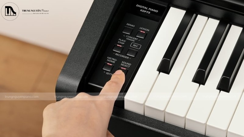 Cây đàn piano điện hiện đại với các nút chức năng như Record, Metronome được làm nổi bật
