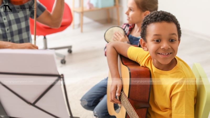 Trẻ 6–10 tuổi bắt đầu học nhạc lý cơ bản và sáng tác giai điệu ngắn