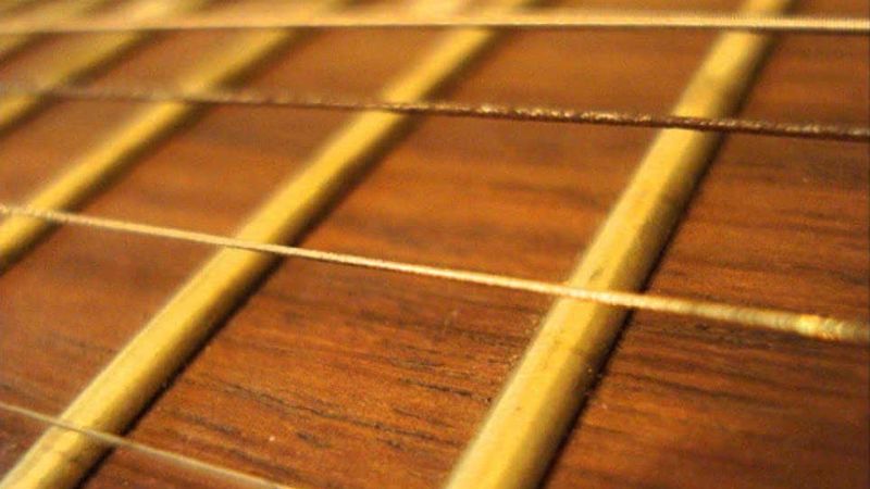 Dây đàn gỉ sét làm âm thanh guitar đục và gây cảm giác khó chịu khi chơi