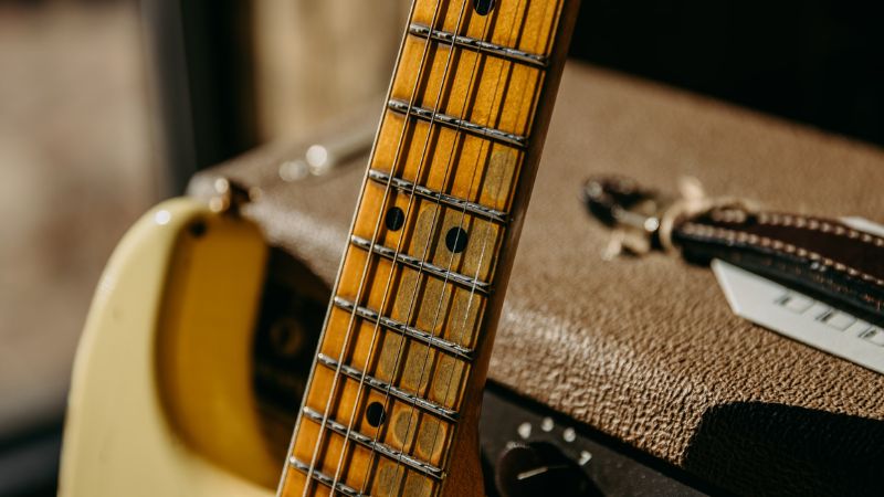 Lưu ý về cần đàn khi chọn đàn Guitar cho người có mồ hôi tay