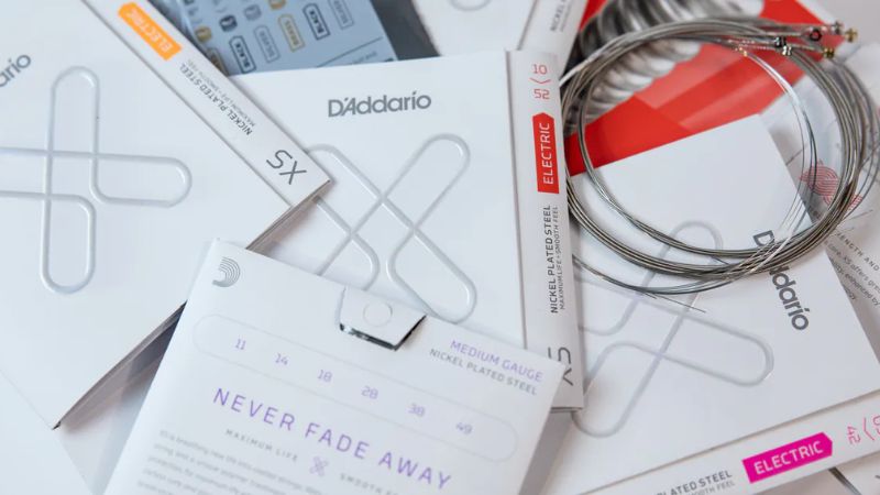 Bao bì dây đàn D'Addario XS, nổi bật với lớp phủ siêu mỏng