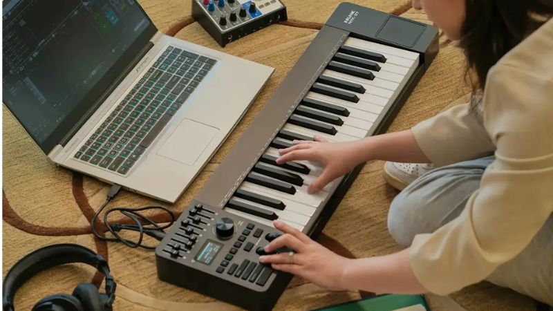 Tư vấn chọn MIDI Controller cho người mới: Hướng dẫn A-Z 1 Kết nối MIDI Controller với máy tính để tạo âm thanh qua phần mềm