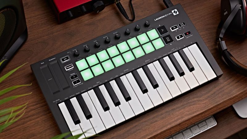 Tư vấn chọn MIDI Controller cho người mới: Hướng dẫn A-Z 2 MIDI Controller giúp biến ý tưởng âm nhạc thành giai điệu và beat nhanh chóng