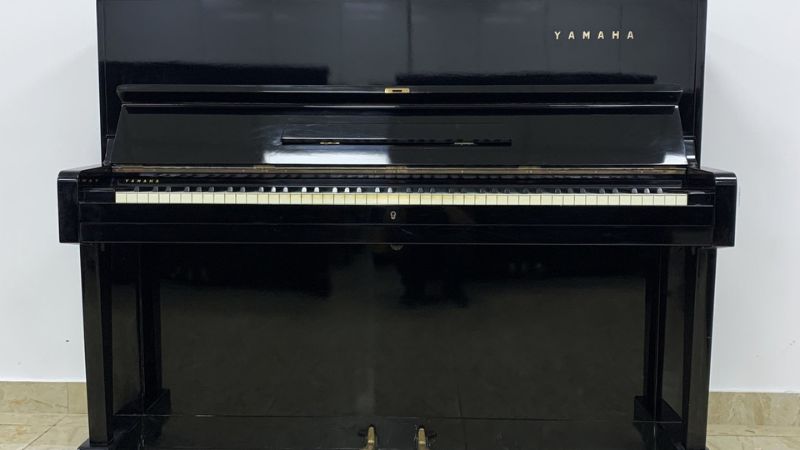 Hai pedal truyền thống giúp người chơi kiểm soát âm vang và âm lượng trên đàn piano cơ