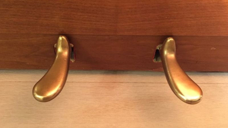 Pedal giảm âm giúp tạo âm thanh nhẹ nhàng, phù hợp những bản nhạc cần sự tinh tế