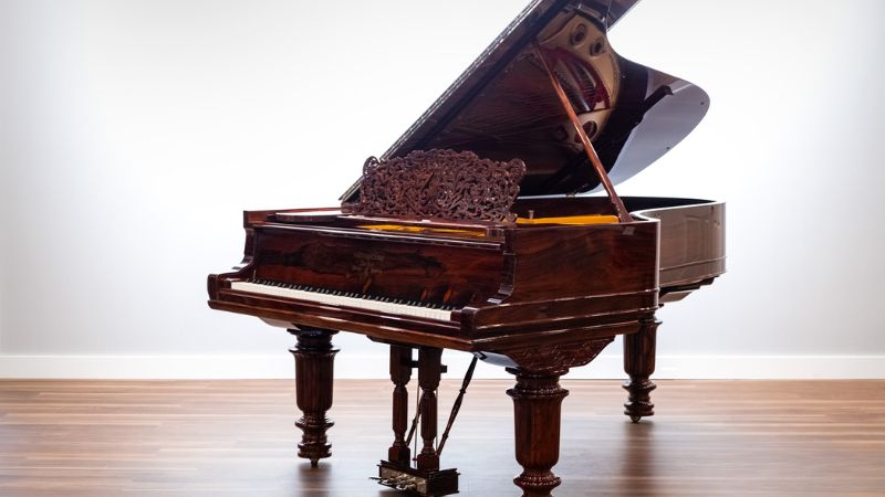 Đàn piano cơ siêu cổ trên 50 năm tuổi với chi tiết chạm khắc tinh xảo