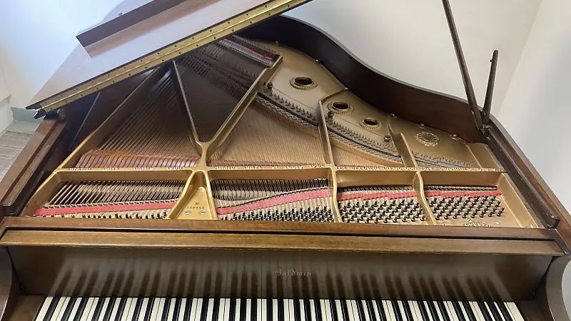 Quan sát khung gang piano để phát hiện vết nứt hoặc biến dạng