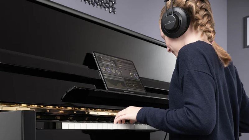 Chơi piano điện với tai nghe giúp tập trung và cảm nhận âm thanh chi tiết