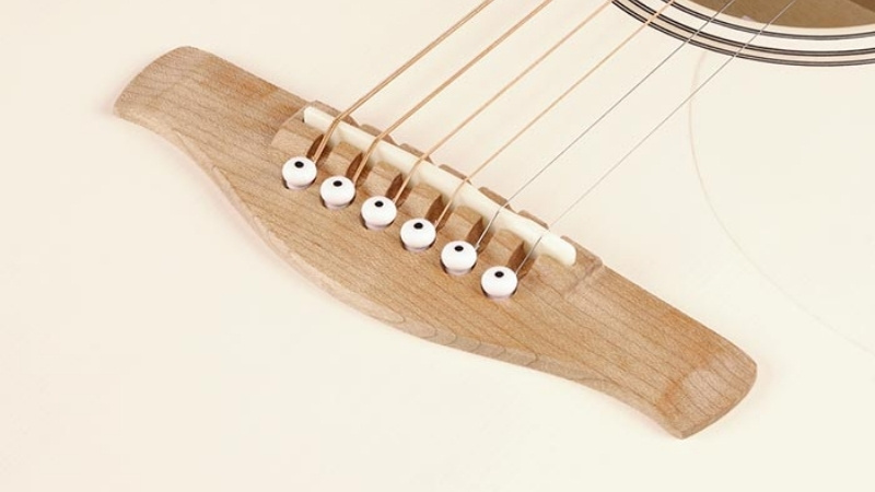 Gỗ Ngựa Đàn Guitar: Rosewood, Ebony & Ảnh Hưởng Tới Âm Thanh 4 Ngựa đàn Maple nổi bật với âm sắc sáng, trong trẻo và giàu chi tiết