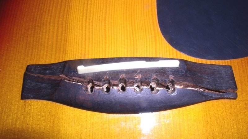 Gỗ Ngựa Đàn Guitar: Rosewood, Ebony & Ảnh Hưởng Tới Âm Thanh 6 Ngựa đàn guitar bị nứt và bong tróc, cần thay thế vật liệu mới