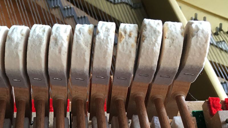 Búa đàn piano bị mòn và ẩm mốc do môi trường nóng ẩm, ảnh hưởng âm thanh