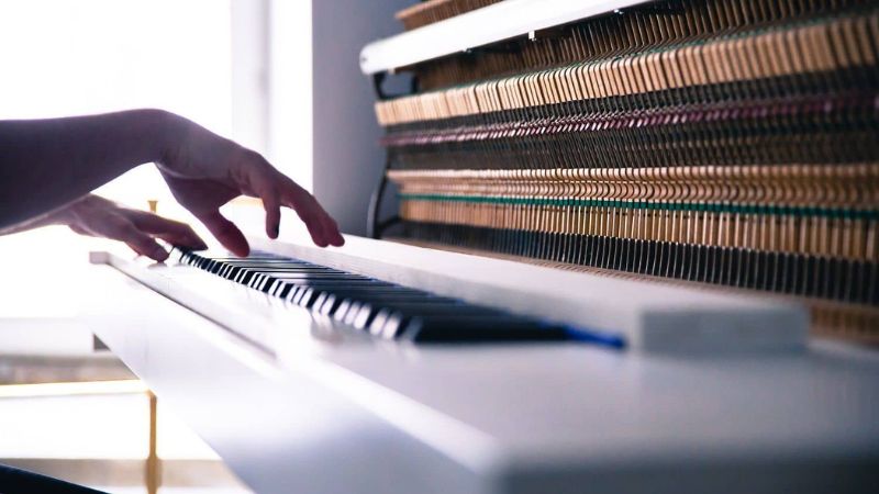 Chơi thử toàn bộ phím để đảm bảo độ nảy đều và âm thanh chuẩn xác