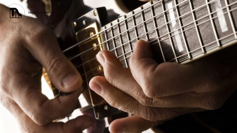 Nếu tiếng ù giảm đi đáng kể khi bạn chạm tay vào dây đàn