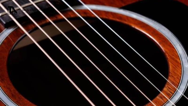 Lau dây đàn và thân đàn bằng khăn mềm sau mỗi lần chơi