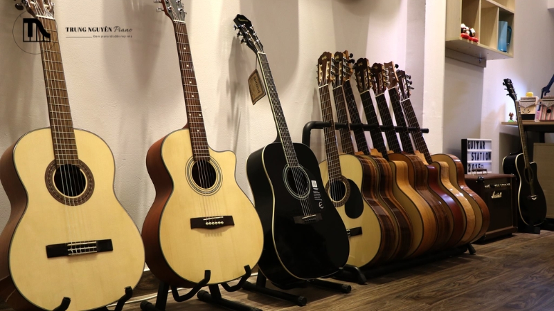 Một cây đàn gỗ ép từ thương hiệu uy tín