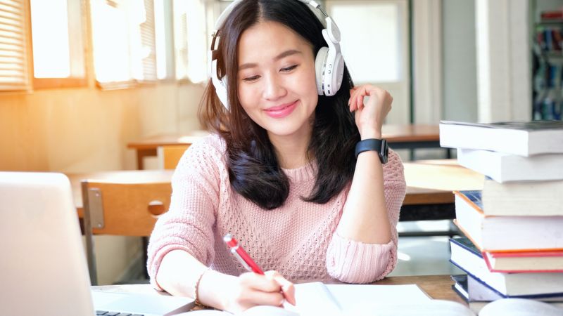 Học Nhạc Cụ Giúp Học Ngoại Ngữ Tốt Hơn: Giải Mã Khoa Học 5 Kết hợp nghe nhạc, hát theo và ghi chú giúp học ngoại ngữ hiệu quả hơn