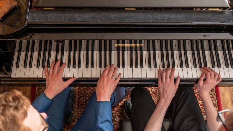 Học Piano: Rèn luyện kỹ năng làm việc nhóm hiệu quả bất ngờ 2 Người chơi piano duet rèn luyện tính kỷ luật và khả năng hợp tác qua từng nốt nhạc