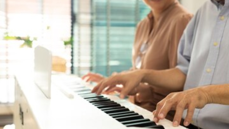 Học Piano: Rèn luyện kỹ năng làm việc nhóm hiệu quả bất ngờ 3 Học piano nhóm giúp rèn luyện tư duy phản biện qua việc phân tích lỗi và chỉnh sửa