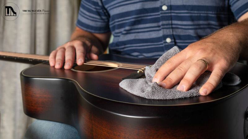 Hướng dẫn cách lau vết keo dính trên đàn guitar