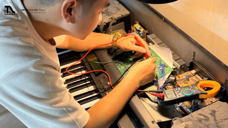 Đàn Piano Điện có tiếng pop khi bật/tắt: Bình thường hay lỗi? 5 Khi nào nên gọi thợ kỹ thuật chuyên nghiệp