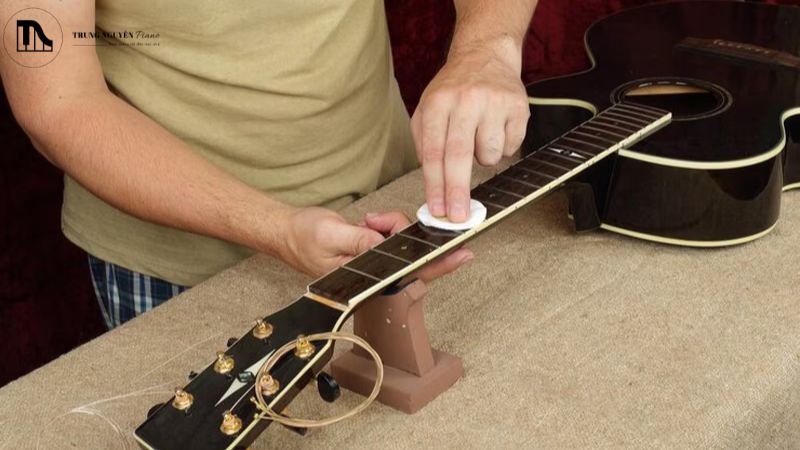 Hướng dẫn vệ sinh thùng đàn Guitar Acoustic: Sạch bụi, âm vang 5 Khi nào nên mang đàn guitar đến trung bảo dưỡng