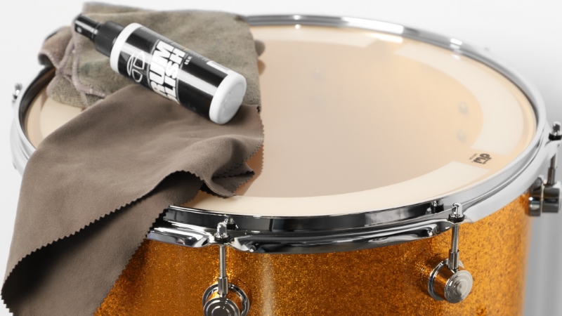 Chuẩn bị dụng cụ làm sạch mặt trống đầy đủ trước khi bắt đầu vệ sinh