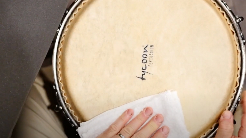 Lau mặt trống bọc theo chuyển động tròn từ tâm ra ngoài để loại bỏ vết bẩn