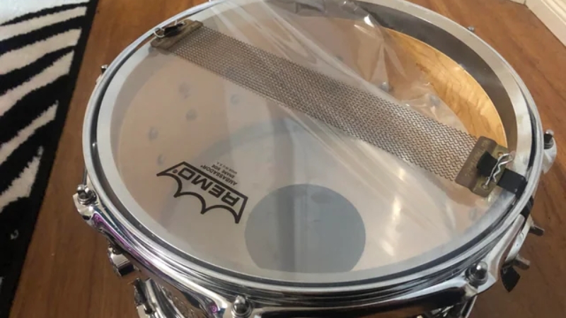 Mặt trống bị lún, rách hoặc lớp phủ mòn là dấu hiệu cần thay mới