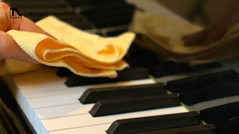 Dùng khăn microfiber khô, sạch nhẹ nhàng thấm hết phần chất lỏng trên bề mặt phím