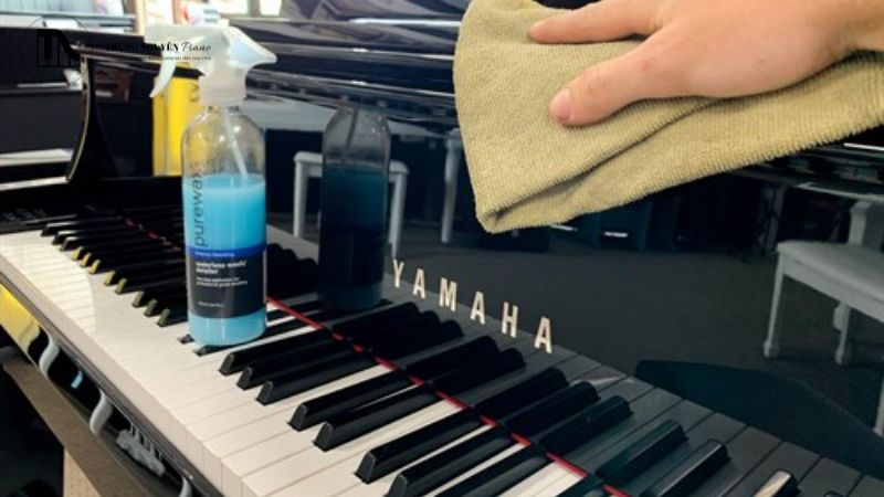 Sau khi đã loại bỏ phần lớn vết bẩn, dùng khăn ẩm thấm dung dịch xà phòng 