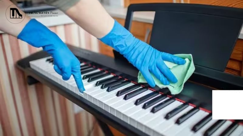 Đặt khăn ẩm lên vết bẩn trong khoảng một phút để làm mềm nó ra