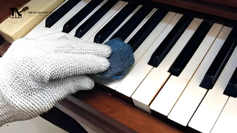 Khăn giấy ướt thường chứa cồn hoặc hương liệu có thể làm hỏng bề mặt phím