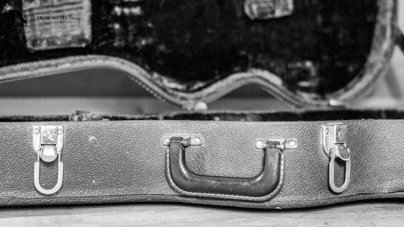 Cách vệ sinh bao đàn Guitar bị ẩm mốc, khử mùi hôi triệt để 1 Lý do bao đàn guitar bị ẩm mốc