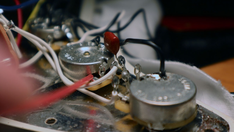 Các núm vặn guitar điện bị hao mòn cơ học và tiếp xúc kém bên trong mạch