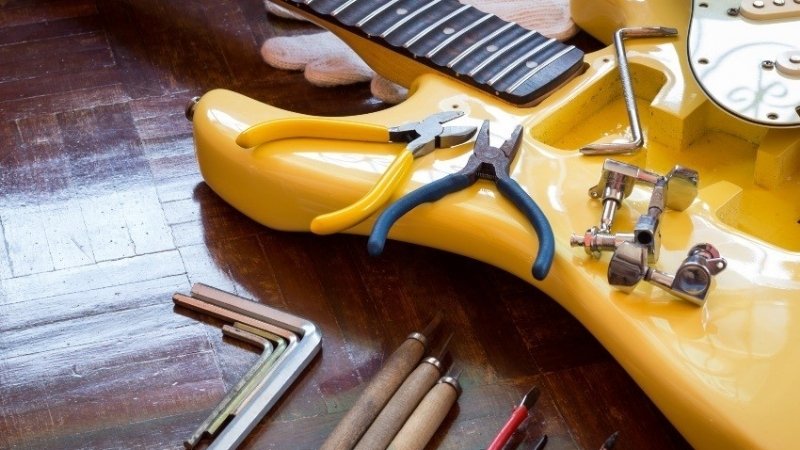 Tìm đến thợ sửa đàn chuyên nghiệp khi các vấn đề điện tử không tự khắc phục được