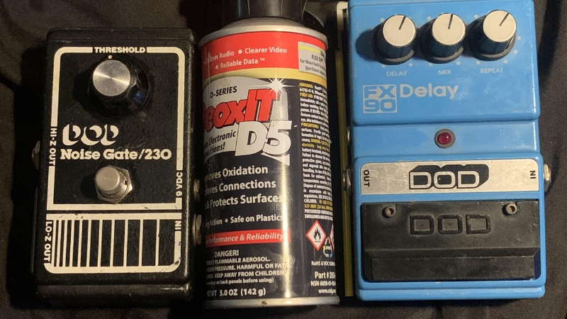 Xịt dung dịch Contact Cleaner vào công tắc footswitch để loại bỏ bụi bẩn