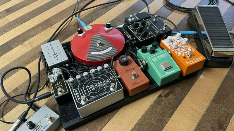 Pedal guitar hỏng nguồn cần mang đến kỹ thuật viên chuyên nghiệp để sửa chữa