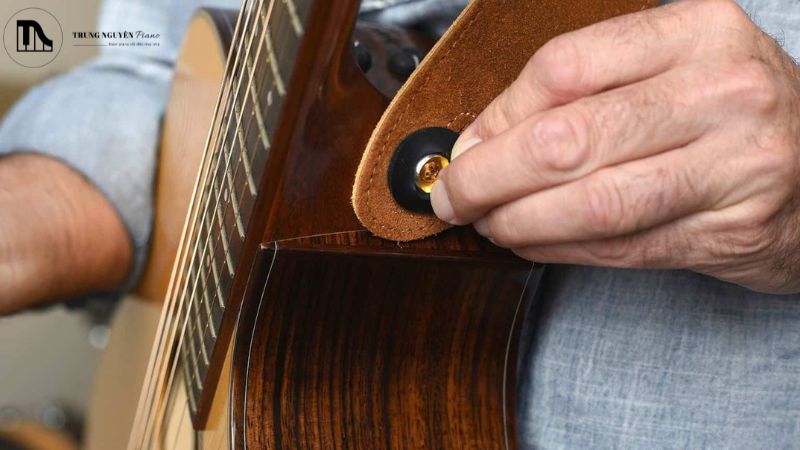 Cách tránh tình trạng chốt đeo dây guitar bị tuột